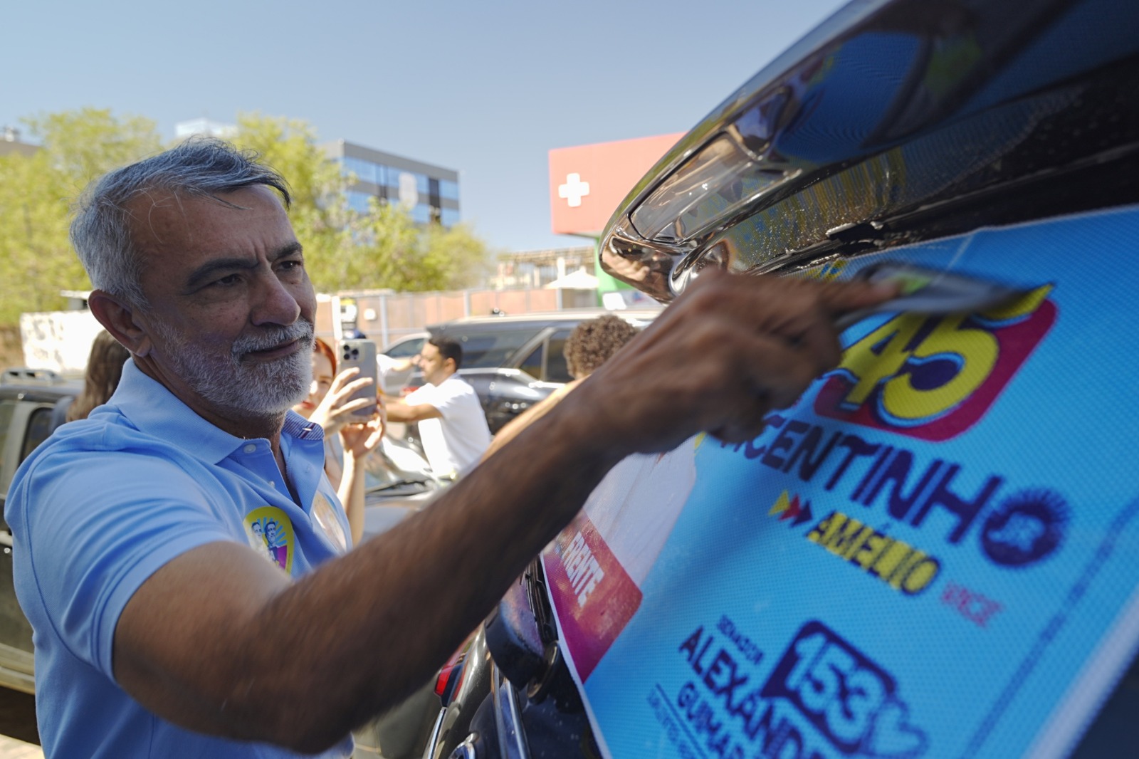 Amélio Cayres participa ativamente da adesivagem de carros e conversa com condutores e apoiadores.