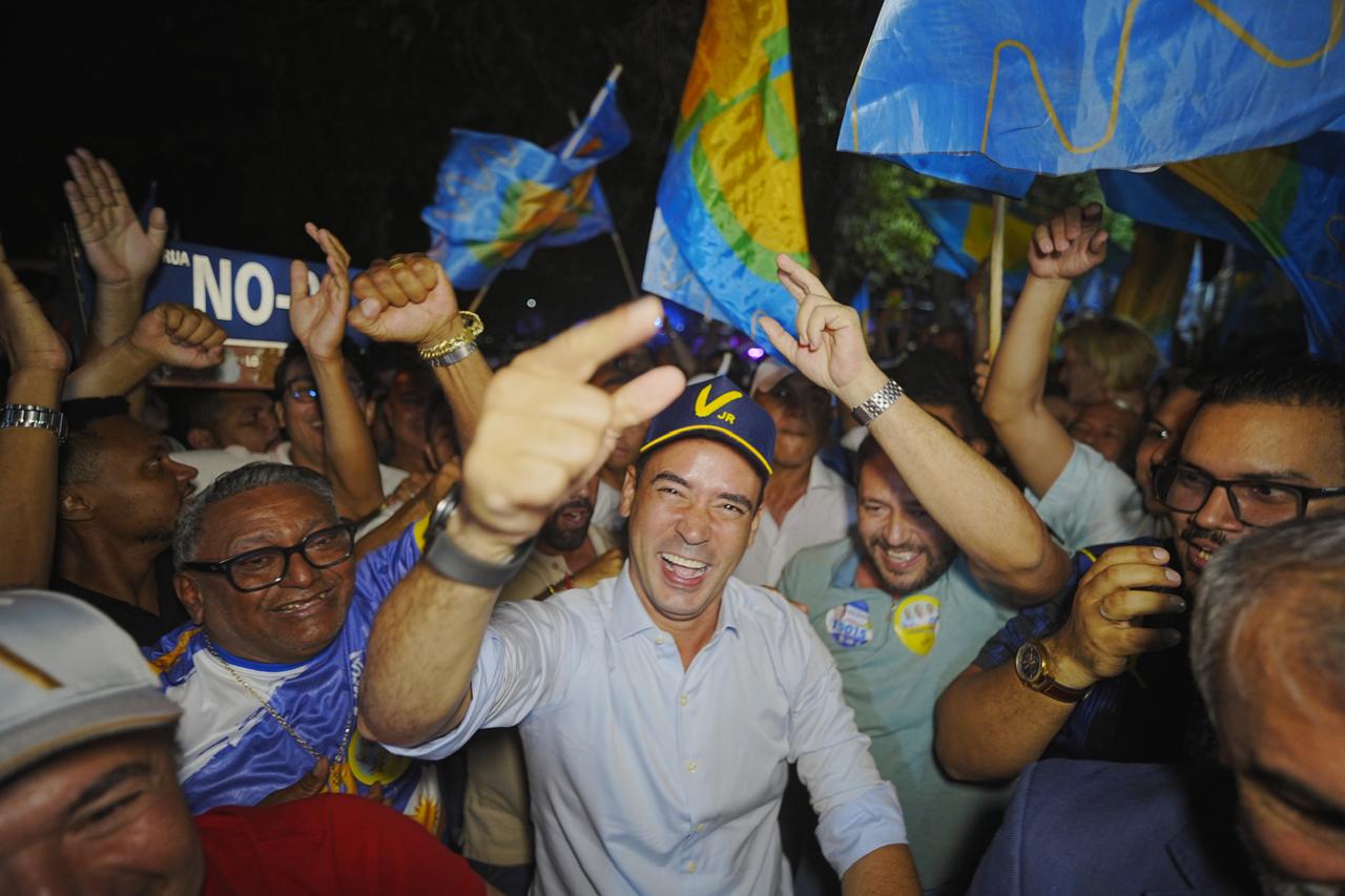 Vicentinho Júnior nos braços do povo durante caminhada noturna com milhares de apoiadores.